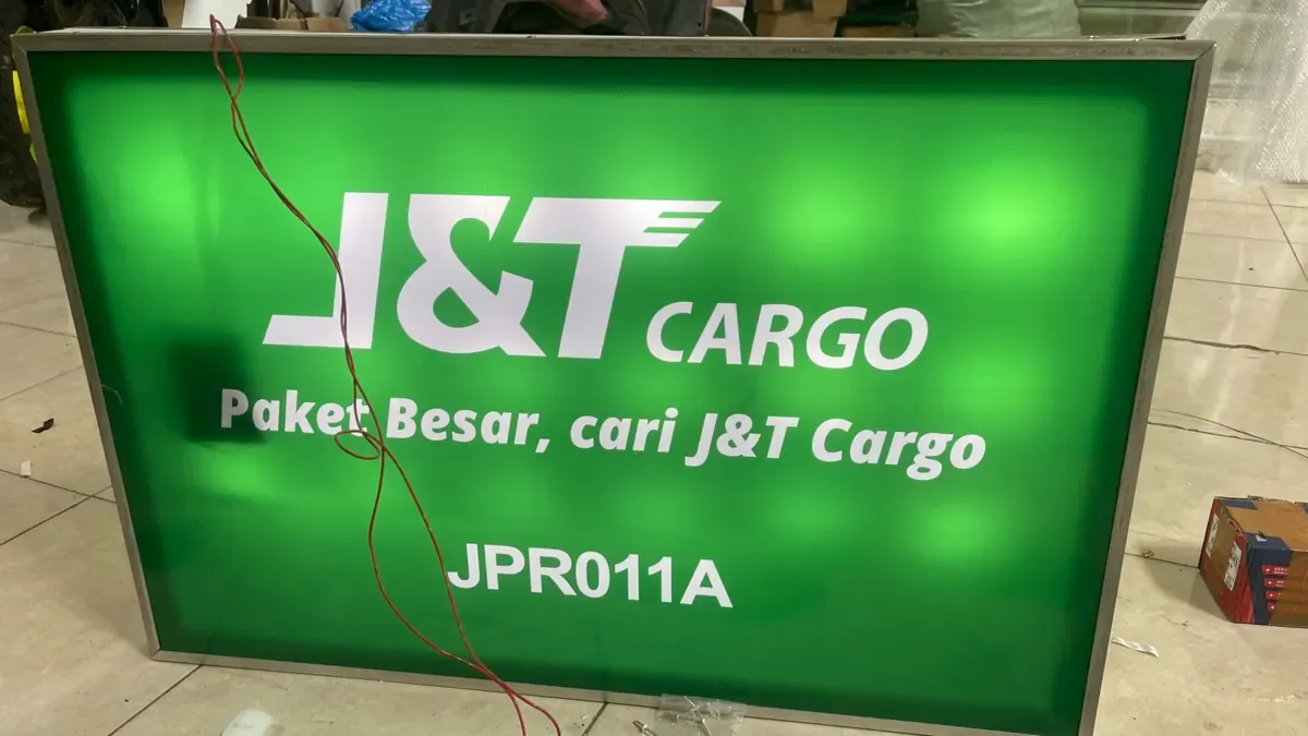 Neon Box J&T Cargo untuk Kantor Ekspedisi di Tangerang