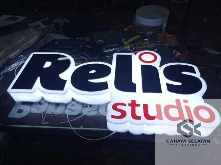 Neon Box Custom Relis untuk Clinic di Jakarta
