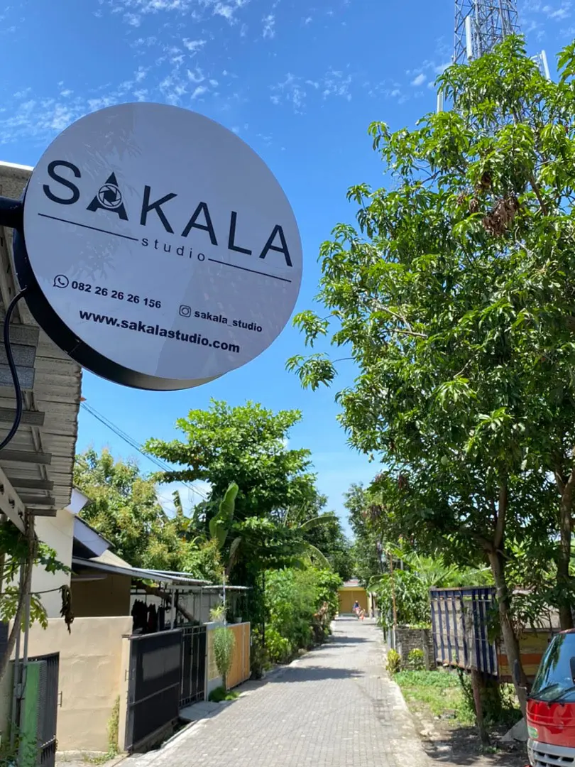 Signage dan branding — neon box SAKALA bercahaya untuk identity brand